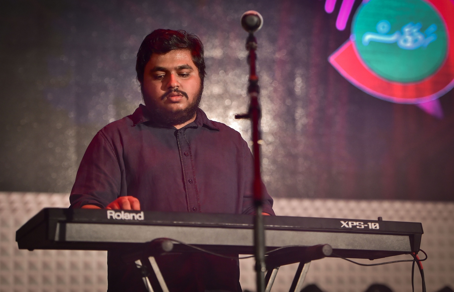 މާލެ، ނޮވެމްބަރު 29، 2016- ރައީސް ޔާމީންގެ ސަރުކާރަށް ތިން އަހަރު ފުރުމުގެ މުނާސަބަތުގައި ކާނިވާ ސަރަހައްދުގައި ބޭއްވި 'ހަބޭސް 3' މިއުޒިކް ޝޯގައި މިއުޒީޝަން އަބްދުލްބާސިތު -- ފޮޓޯ: މުހައްމަދު ޝަރުހާން/ މިހާރު