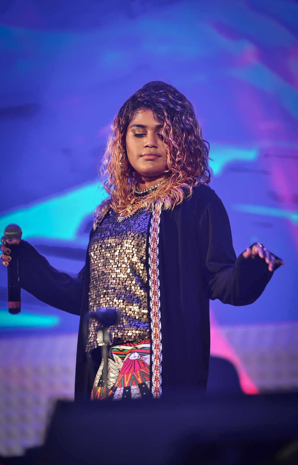 މާލެ، ނޮވެމްބަރު 29، 2016- ރައީސް ޔާމީންގެ ސަރުކާރަށް ތިން އަހަރު ފުރުމުގެ މުނާސަބަތުގައި ކާނިވާ ސަރަހައްދުގައި ބޭއްވި 'ހަބޭސް 3' މިއުޒިކް ޝޯގައި ލަވަކިޔުންތެރިޔާ މަރިޔަމް އުނޫޝާ ޕާފޯމްކުރަނީ-- ފޮޓޯ: މުހައްމަދު ޝަރުހާން/ މިހާރު