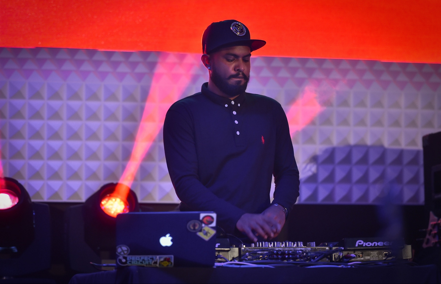 މާލެ، ނޮވެމްބަރު 29، 2016- ރައީސް ޔާމީންގެ ސަރުކާރަށް ތިން އަހަރު ފުރުމުގެ މުނާސަބަތުގައި ކާނިވާ ސަރަހައްދުގައި ބޭއްވި 'ހަބޭސް 3' މިއުޒިކް ޝޯގައި ފަންނާނަކު ޑީޖޭ ކުރަނީ -- ފޮޓޯ: މުހައްމަދު ޝަރުހާން/ މިހާރު