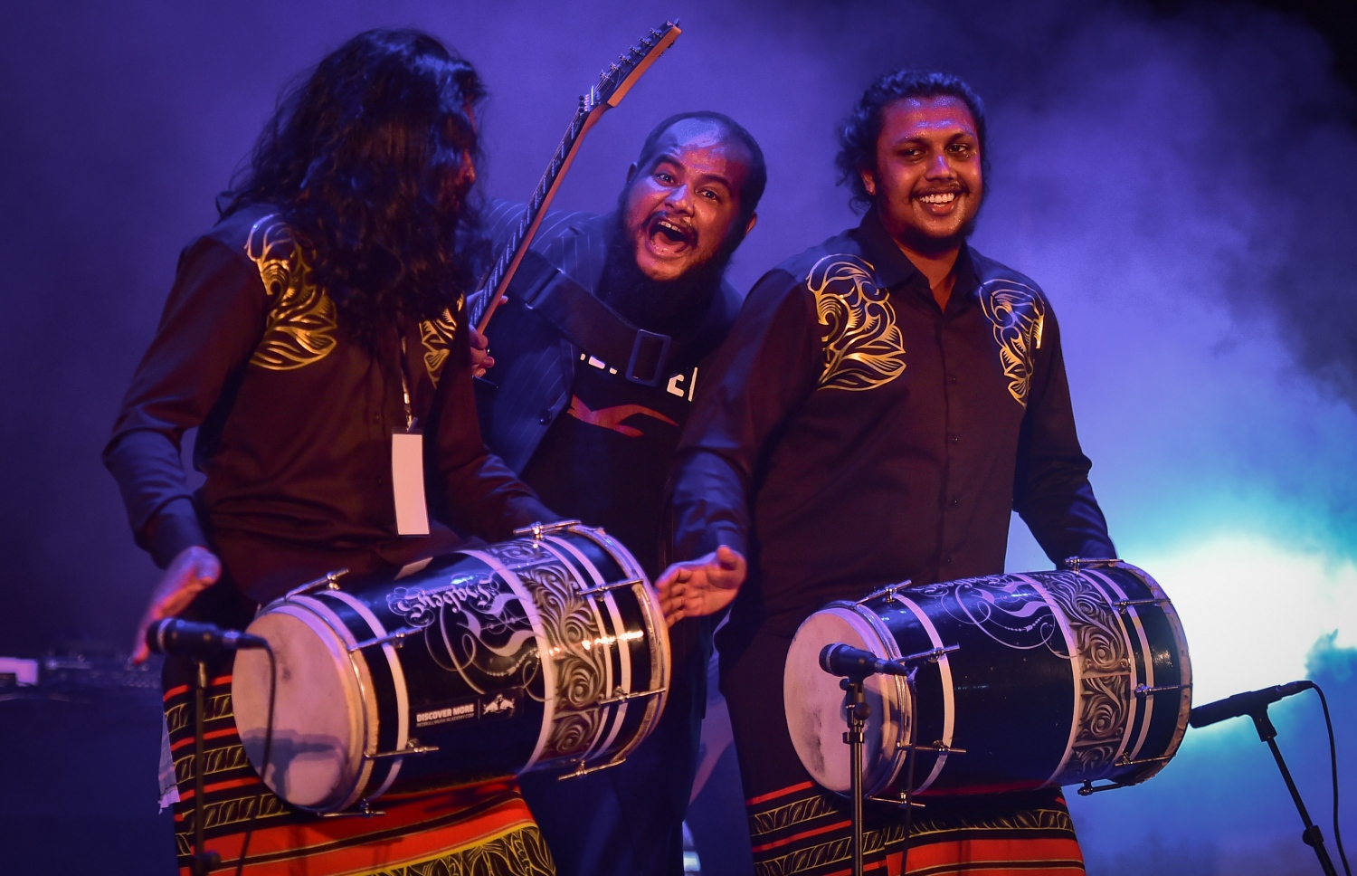 މާލެ، ނޮވެމްބަރު 29، 2016- ރައީސް ޔާމީންގެ ސަރުކާރަށް ތިން އަހަރު ފުރުމުގެ މުނާސަބަތުގައި ކާނިވާ ސަރަހައްދުގައި ބޭއްވި 'ހަބޭސް 3' މިއުޒިކް ޝޯގައި ފަންނާނުންތަކެއް ލަވައެއް ހުށަހަޅަނީ -- ފޮޓޯ: މުހައްމަދު ޝަރުހާން/ މިހާރު