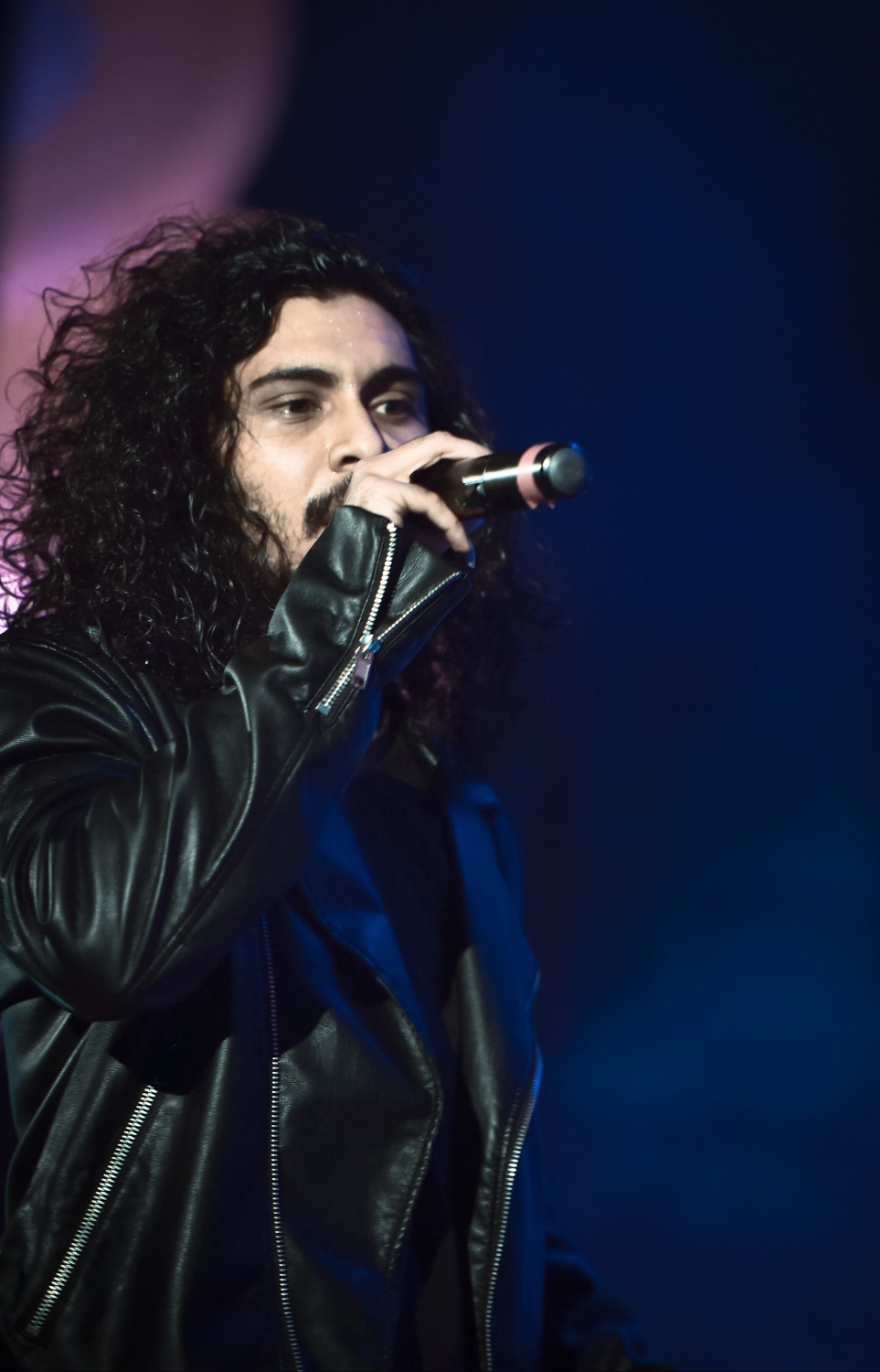 މާލެ، ނޮވެމްބަރު 29، 2016- ރައީސް ޔާމީންގެ ސަރުކާރަށް ތިން އަހަރު ފުރުމުގެ މުނާސަބަތުގައި ކާނިވާ ސަރަހައްދުގައި ބޭއްވި 'ހަބޭސް 3' މިއުޒިކް ޝޯގައި ލަވަކިޔުންތެރިޔާ މުއައްޒިން ޕާފޯމްކުރަނީ-- ފޮޓޯ: މުހައްމަދު ޝަރުހާން/ މިހާރު