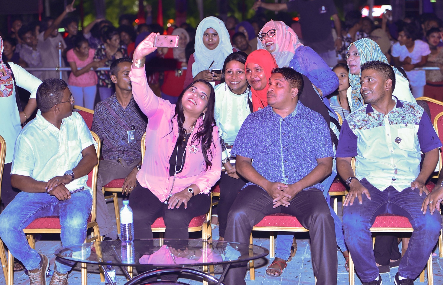 މާލެ، ނޮވެމްބަރު 29، 2016- ރައީސް ޔާމީންގެ ސަރުކާރަށް ތިން އަހަރު ފުރުމުގެ މުނާސަބަތުގައި ބޭއްވި މިއުޒިކް ޝޯ ގައި ޔޫތު މިނިސްޓަރު އިރުތިޝާމް ސެލްފީއެއް ނަންގަވަނީ.---ފޮޓޯ: މުހައްމަދު ޝަރުހާން/މިހާރު