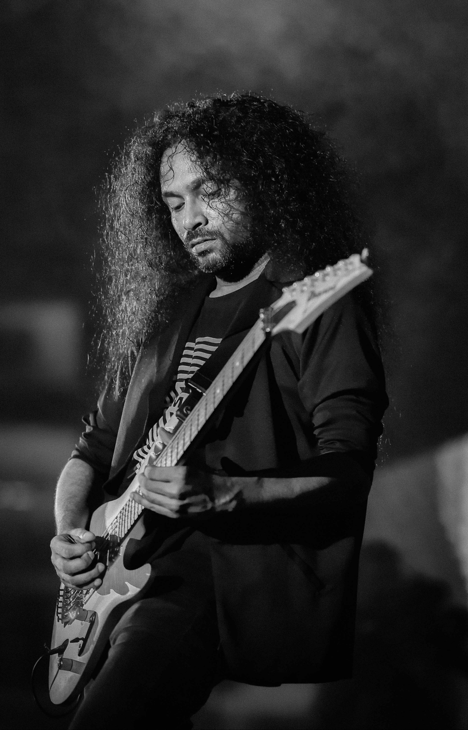 މާލެ، ނޮވެމްބަރު 29، 2016- ރައީސް ޔާމީންގެ ސަރުކާރަށް ތިން އަހަރު ފުރުމުގެ މުނާސަބަތުގައި ކާނިވާ ސަރަހައްދުގައި ބޭއްވި 'ހަބޭސް 3' މިއުޒިކް ޝޯގައި ފަންނާނަކު ޕާފޯމްކުރަނީ-- ފޮޓޯ: މުހައްމަދު ޝަރުހާން/ މިހާރު