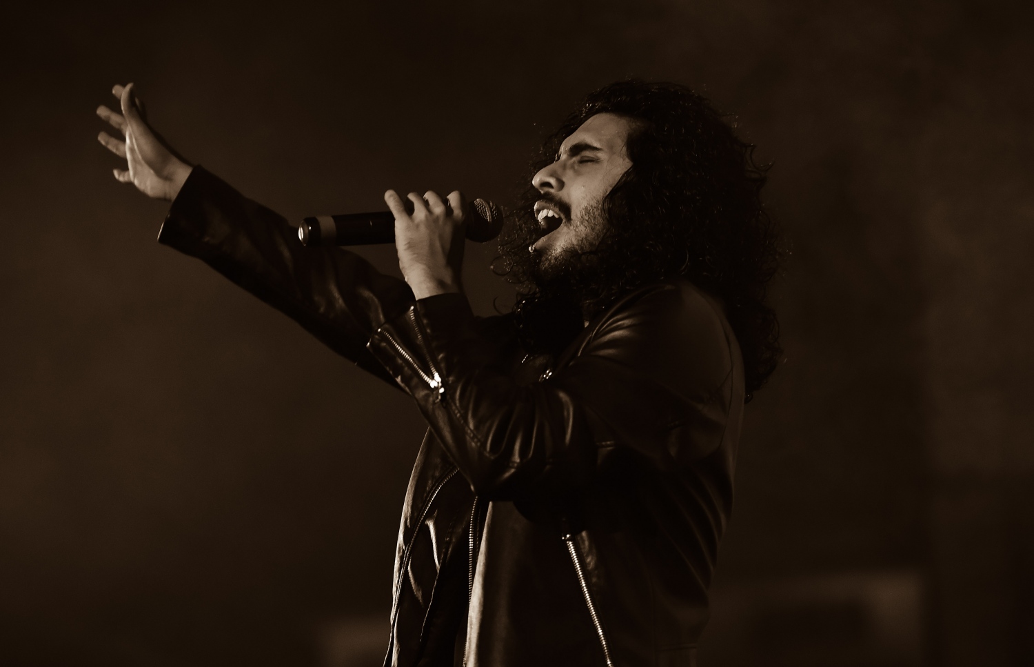 މާލެ، ނޮވެމްބަރު 29، 2016- ރައީސް ޔާމީންގެ ސަރުކާރަށް ތިން އަހަރު ފުރުމުގެ މުނާސަބަތުގައި ކާނިވާ ސަރަހައްދުގައި ބޭއްވި 'ހަބޭސް 3' މިއުޒިކް ޝޯގައި ލަވަކިޔުންތެރިޔާ މުއައްޒިން ޕާފޯމްކުރަނީ-- ފޮޓޯ: މުހައްމަދު ޝަރުހާން/ މިހާރު