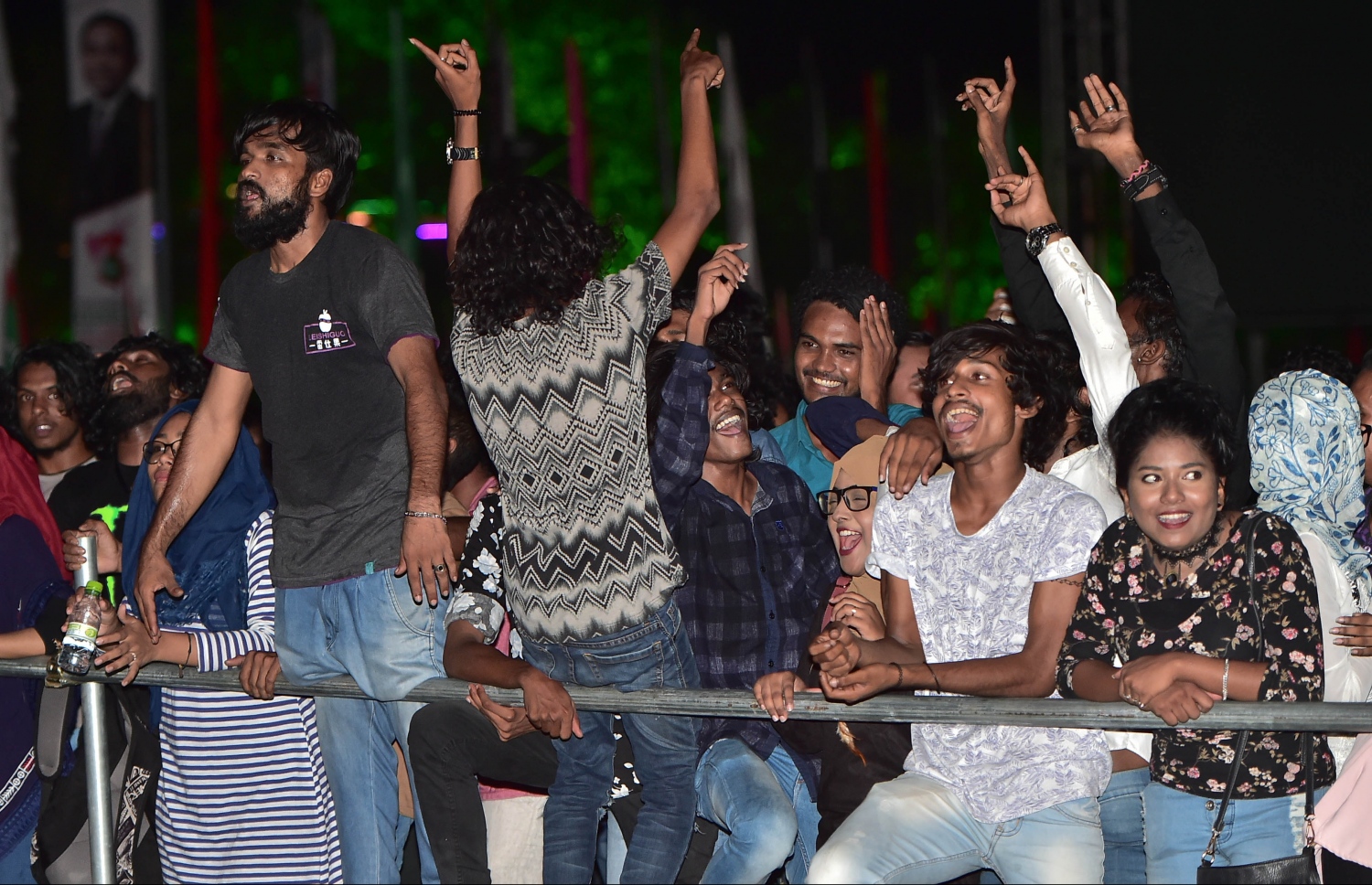 މާލެ، ނޮވެމްބަރު 29، 2016- ރައީސް ޔާމީންގެ ސަރުކާރަށް ތިން އަހަރު ފުރުމުގެ މުނާސަބަތުގައި ކާނިވާ ސަރަހައްދުގައި ބޭއްވި 'ހަބޭސް 3' މިއުޒިކް ޝޯ ބަލަން ގޮސް ތިބި ބައެއް ޒުވާނުން އުފާ ފާޅުކުރަނީ -- ފޮޓޯ: މުހައްމަދު ޝަރުހާން/ މިހާރު