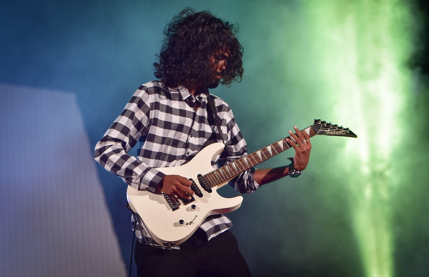 މާލެ، ނޮވެމްބަރު 29، 2016- ރައީސް ޔާމީންގެ ސަރުކާރަށް ތިން އަހަރު ފުރުމުގެ މުނާސަބަތުގައި ކާނިވާ ސަރަހައްދުގައި ބޭއްވި 'ހަބޭސް 3' މިއުޒިކް ޝޯގައި ފަންނާނަކު ޕާފޯމްކުރަނީ-- ފޮޓޯ: މުހައްމަދު ޝަރުހާން/ މިހާރު