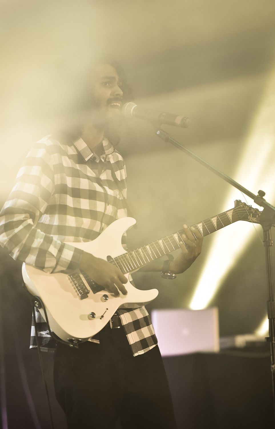 މާލެ، ނޮވެމްބަރު 29، 2016- ރައީސް ޔާމީންގެ ސަރުކާރަށް ތިން އަހަރު ފުރުމުގެ މުނާސަބަތުގައި ކާނިވާ ސަރަހައްދުގައި ބޭއްވި 'ހަބޭސް 3' މިއުޒިކް ޝޯގައި އިޝާން ޕާފޯމްކުރަނީ-- ފޮޓޯ: މުހައްމަދު ޝަރުހާން/ މިހާރު