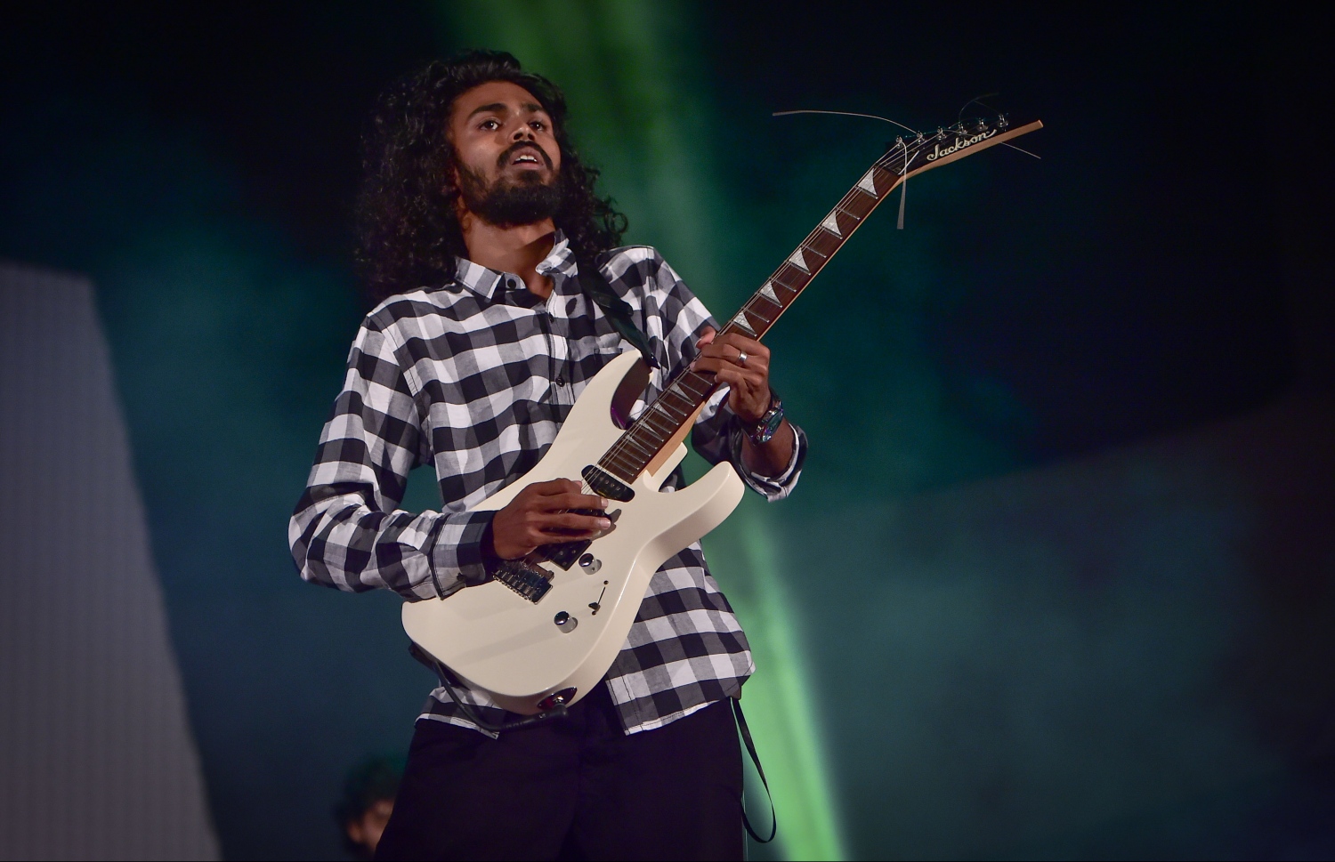 މާލެ، ނޮވެމްބަރު 29، 2016- ރައީސް ޔާމީންގެ ސަރުކާރަށް ތިން އަހަރު ފުރުމުގެ މުނާސަބަތުގައި ކާނިވާ ސަރަހައްދުގައި ބޭއްވި 'ހަބޭސް 3' މިއުޒިކް ޝޯގައި ލަވަކިޔުންތެރިޔާ އިޝާން ޕާފޯމްކުރަނީ-- ފޮޓޯ: މުހައްމަދު ޝަރުހާން/ މިހާރު