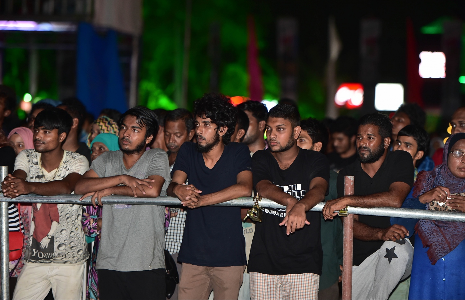 މާލެ، ނޮވެމްބަރު 29، 2016- ރައީސް ޔާމީންގެ ސަރުކާރަށް ތިން އަހަރު ފުރުމުގެ މުނާސަބަތުގައި ކާނިވާ ސަރަހައްދުގައި ބޭއްވި 'ހަބޭސް 3' މިއުޒިކް ޝޯ ބަލަން ގޮސް ތިބި ބައެއް ޒުވާނުން -- ފޮޓޯ: މުހައްމަދު ޝަރުހާން/ މިހާރު