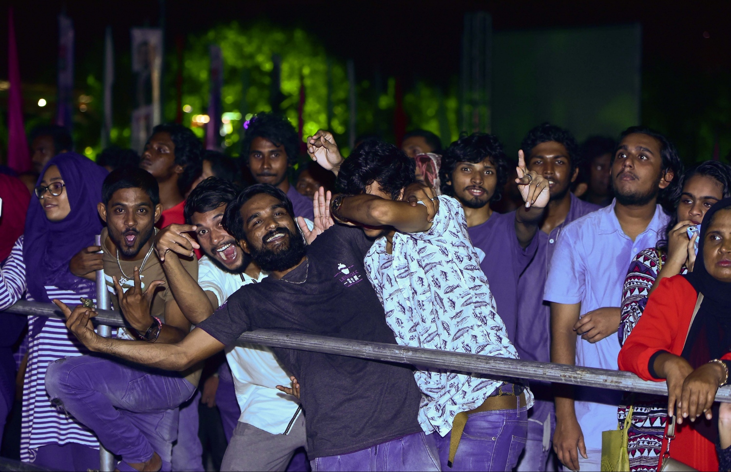 މާލެ، ނޮވެމްބަރު 29، 2016- ރައީސް ޔާމީންގެ ސަރުކާރަށް ތިން އަހަރު ފުރުމުގެ މުނާސަބަތުގައި ކާނިވާ ސަރަހައްދުގައި ބޭއްވި 'ހަބޭސް 3' މިއުޒިކް ޝޯ ބަލަން ދިޔަ ބައެއް ޒުވާނުން އުފާ ފާޅުކުރަނީ -- ފޮޓޯ: މުހައްމަދު ޝަރުހާން/ މިހާރު