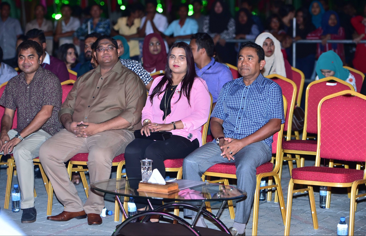 މާލެ، ނޮވެމްބަރު 29، 2016- ރައީސް ޔާމީންގެ ސަރުކާރަށް ތިން އަހަރު ފުރުމުގެ މުނާސަބަތުގައި ކާނިވާ ސަރަހައްދުގައި ބޭއްވި 'ހަބޭސް 3' މިއުޒިކް ޝޯ، ދައުލަތުގެ ބައެއް ވަޒީރުންނާ އެކު ރައީސް ޔާމީން ބައްލަވާލައްވަނީ.--- ފޮޓޯ: މުހައްމަދު ޝަރުހާން/ މިހާރު