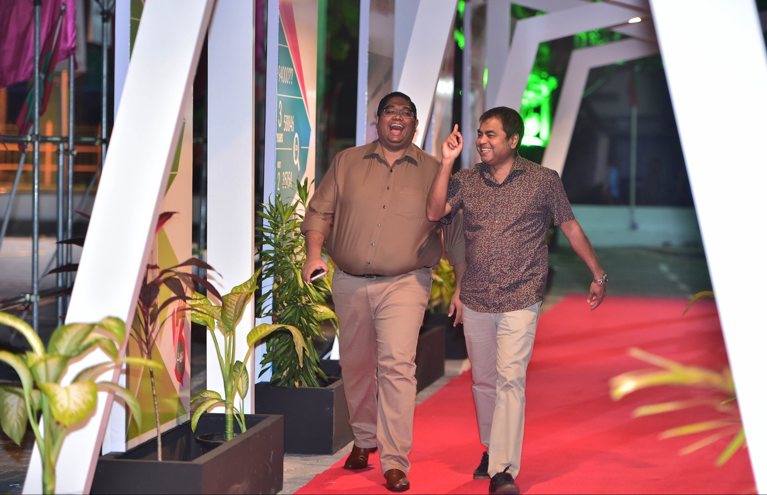 މާލެ، ނޮވެމްބަރު 29، 2016- ރައީސް ޔާމީންގެ ސަރުކާރަށް ތިން އަހަރު ފުރުމުގެ މުނާސަބަތުގައި ކާނިވާ ސަރަހައްދުގައި ބޭއްވި 'ހަބޭސް 3' މިއުޒިކް ޝޯ އަށް ތިމާވެއްޓާ ބެހޭ މިނިސްޓަރު އަހުމަދު ތޯރިގާއި ބަންޑާރަނައިބު މުހަންމަދު އަނިލް ވަޑައިގަންނަވަނީ.---ފޮޓޯ: މުހައްމަދު ޝަރުހާން/ މިހާރު