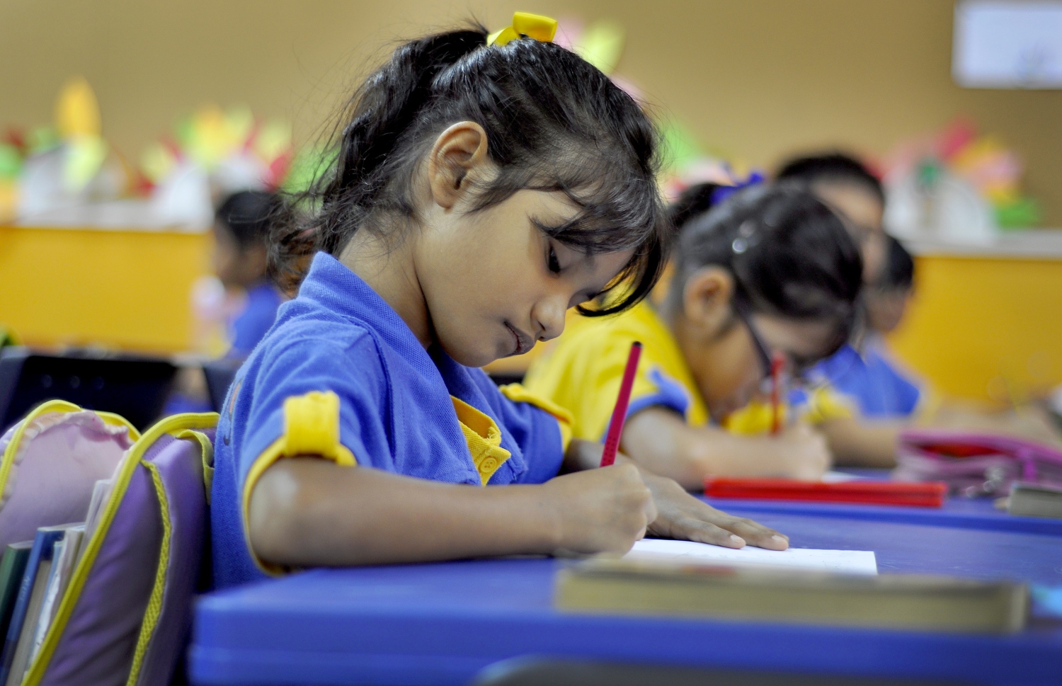 ދަރިވަރަކު ކްލާހުގައި: އެ ސްކޫލުގައި ތިން ކަރިކިއުލަމަކަށް ކިޔަވައިދޭ