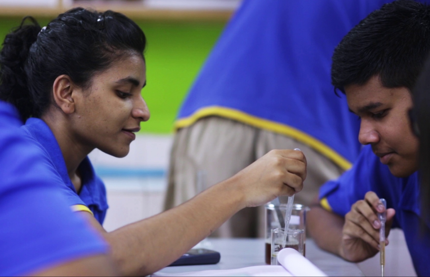 ބިލަބޮންގް ސްކޫލުގެ ދަރިވަރުން އެކްސްޕެރިމެންޓެއް ހަދަނީ: ކިޔެވުމާ އެކު ރިސާޗުތަކާއި އެކްސްޕެރިމެންޓުތައް ހެދުމުގެ ފުރުސަތު އެ ސްކޫލުން ދޭ