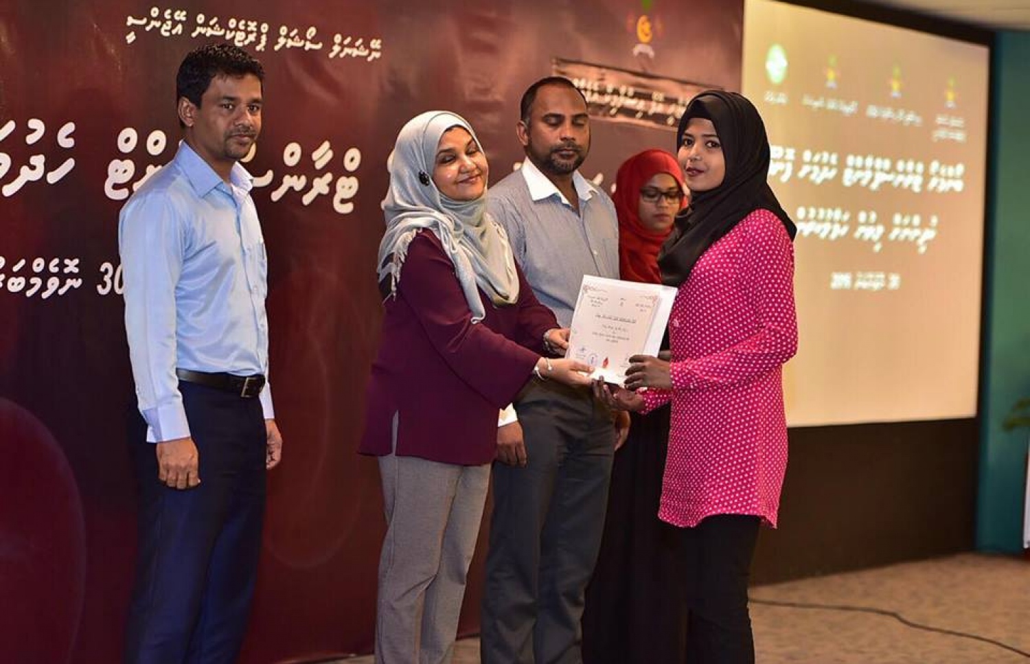 ރައީސްގެ އަނބިކަނބަލުން، ބޯންމެރޯ ހަދަން ރާއްޖޭން ބޭރަށް ފުރާ ކުއްޖަކަށް ލިޔުން ހަވާލުކޮށް ދެއްވަނީ. - ފޮޓޯ: މުހައްމަދު ޝަރުހާން/ މިހާރު