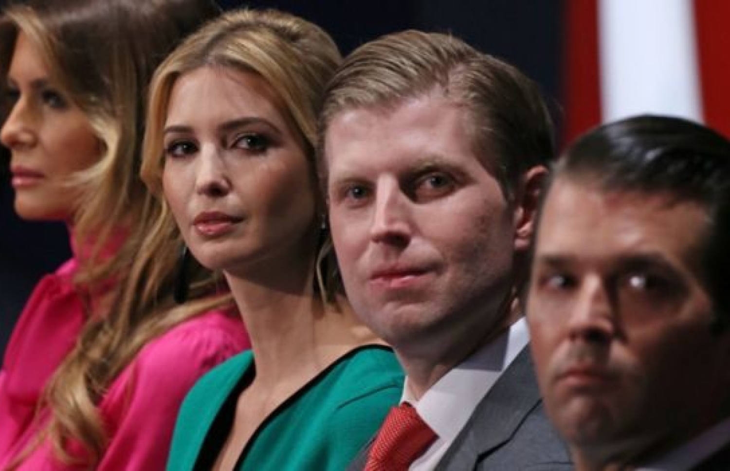 ޓްރަމްޕުގެ އަނިބިކަނބަލުން މެލަނިއާ (ވ) އާ އެކު އޭނާގެ ދަރިން، އީވާންކާ، އެރިކް އަދި ޑޮނަލްޑް ޖޫނިއާ. --ފޮޓޯ:އޭއެފްޕީ