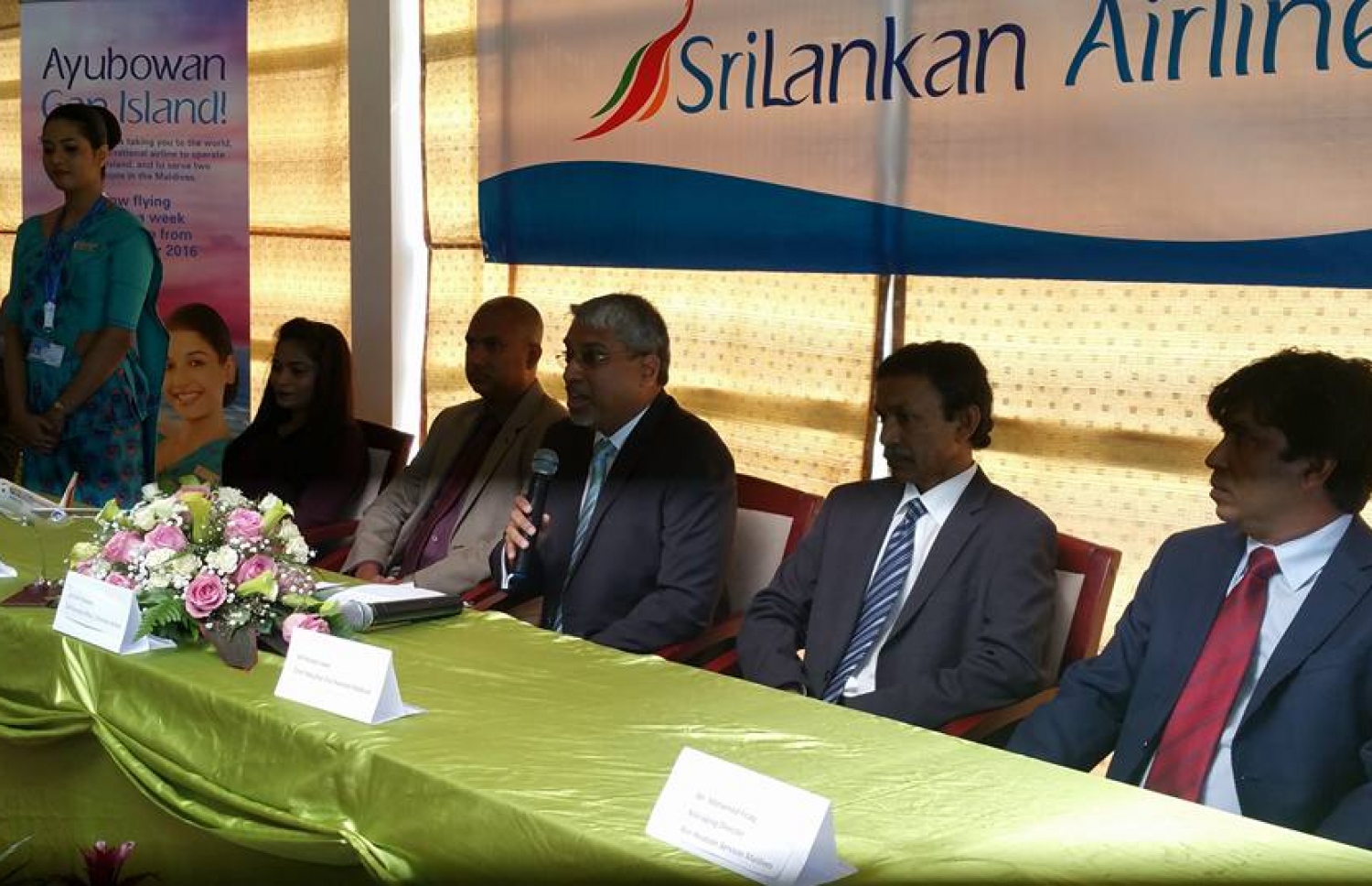 ގަން އެއާޕޯޓަށް ސްރީ ލަންކަން އެެއާލައިންސްގެ ދަތުރުތައް ފެށުމުގެ ހަފުލާގައި ކަމާ ގުޅޭ އެކި ބޭފުޅުން ނޫސްވެރިންނާ ވާހަކަދައްކަވަނީ -- ފޮޓޯ: އަހުމަދު އަދުޝަން