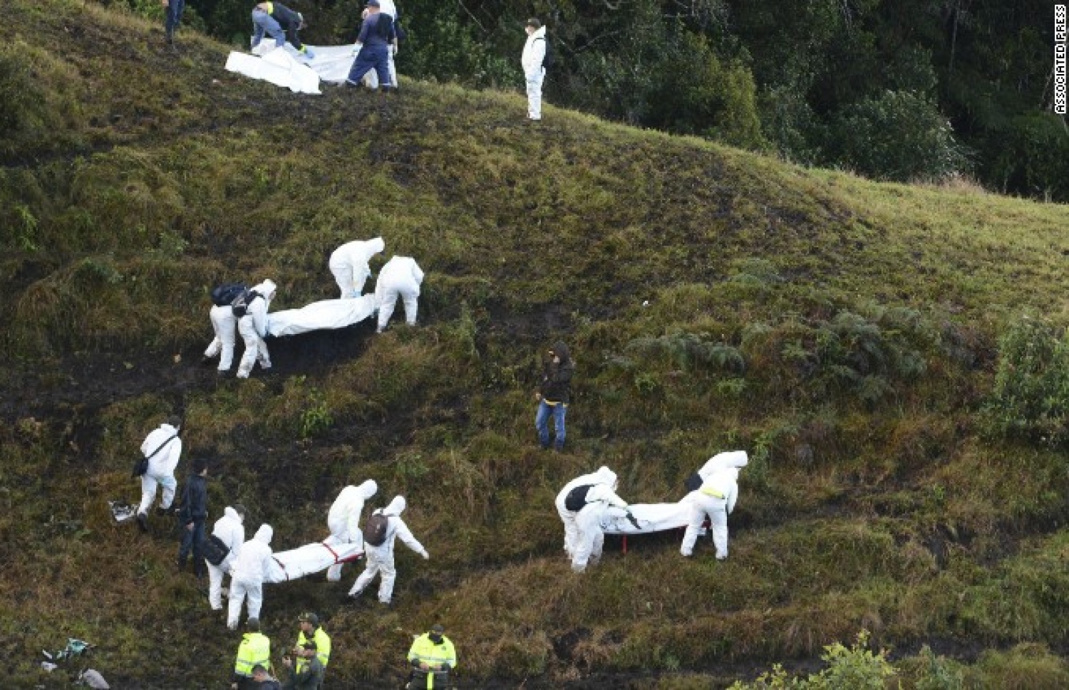 ކޮލަމްބިއާގެ މެޑެޔިންގެ ފަރުބަދަ މަތީގެ ހިސާބަށް ބޯޓު ވެއްޓިފައިވާ ތަނުން މީހުންގެ ހަށިތައް ނަގަނީ. --ފޮޓޯ:ސީއެންއެން