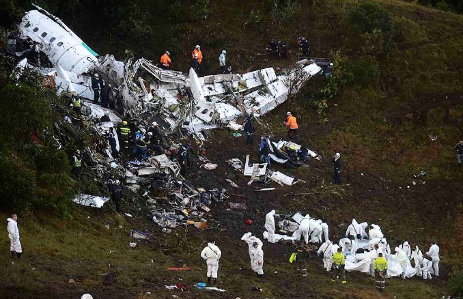 ކޮލަމްބިއާގެ މެޑެޔިންގެ ފަރުބަދަ މަތީގެ ހިސާބަށް ބޯޓު ވެއްޓިފައިވާ ތަނުން މީހުންގެ ހަށިތައް ނަގަނީ. --ފޮޓޯ:ސީއެންއެން