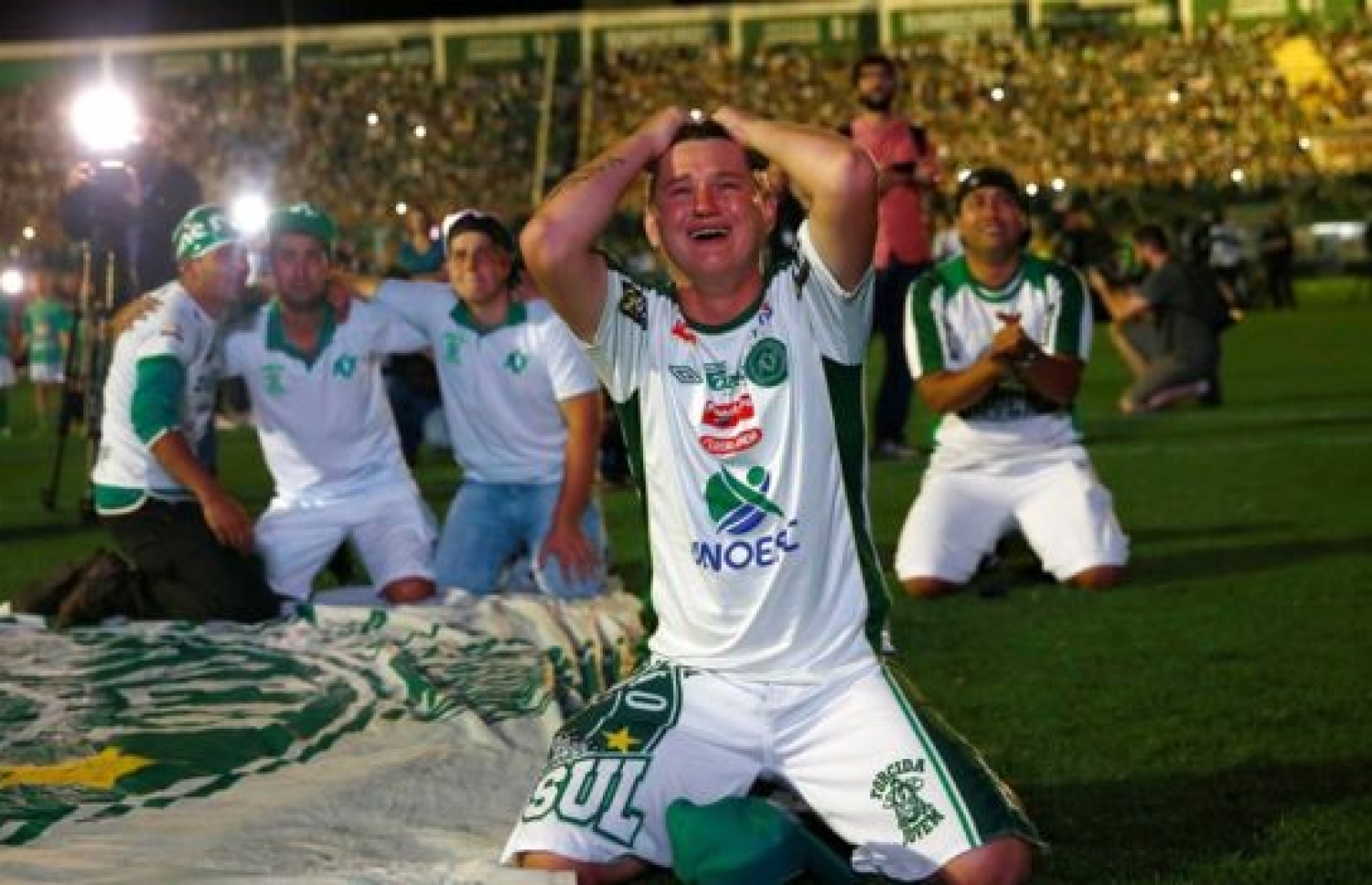 ވެއްޓުނު ބޯޓުން ދަތުރުކުރި ބްރެޒިލްގެ ފުޓުބޯޅަ ޓީމުގެ ސަޕޯޓަރުން ސްޓޭޑިއަމްގައި ހިތާމަ ފާޅުކުރަނީ. --ފޮޓޯ:ރޮއިޓާސް