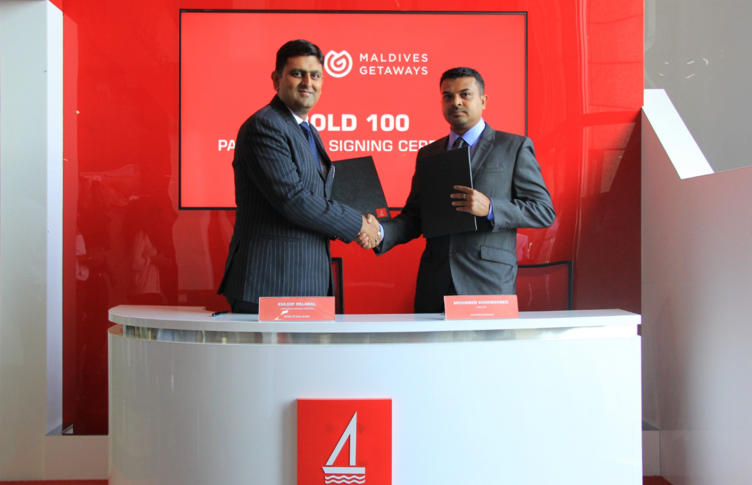 "ގޯލްޑް 100" ލިސްޓް އެކުލަވާލުމުުގެ މަސައްކަތަށް އެހީތެރިކަން ފޯރުކޮށް ދިނުމަށް ބީއެމްއެލްއިން މިދިޔަ ހަފުތާގައި ސޮއިކުރުމަށް ފަހު، އެއްބަސްވުން ބަދަލު ކުރަނީ.-- ފޮޓޯ: ބީއެމްއެލް