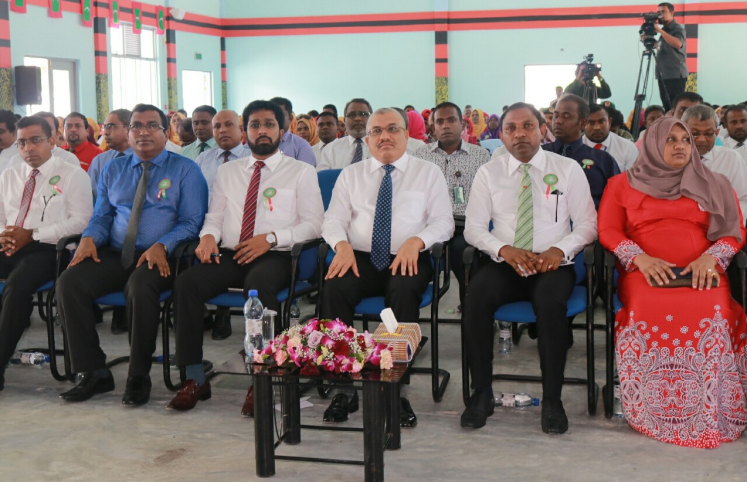 ގއ. ވިލިނގިލި: ނޮވެމްބަރު 30، 2016- ގައުމީ ދުވަސް ފާހަގަކުރުމުގެ ރަސްމީ ޖަލްސާގައި ނައިބު ރައީސް ޖިހާދާއި ސަރުކާރުގެ ބައެއް އިސްވެރިން ބައިވެރިވެވަޑައިގަންނަވަނީ.---ފޮޓޯ: ރައީސް އޮފީސް