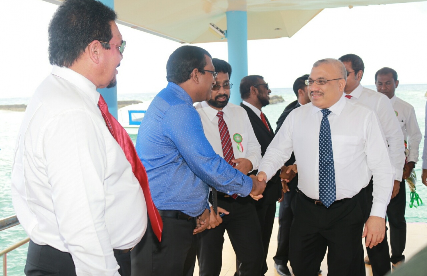 ގއ. ވިލިނގިލި: ނޮވެމްބަރު 30، 2016- ގައުމީ ދުވަސް ފާހަގަކުރުމުގެ ރަސްމީ ޖަލްސާ އަށް ނައިބު ރައީސް ޖިހާދު ވަޑައިގަތުމުން ރައީސް އޮފީހުގެ މިނިސްޓަރު އަހުމަދު ޒުހޫރު މަރުހަބާ ދަންނަވަނީ.---ފޮޓޯ: ރައީސް އޮފީސް