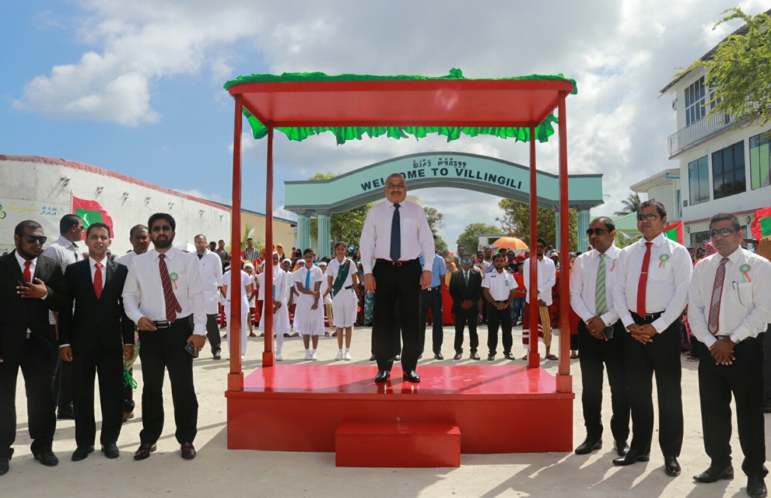 ގއ. ވިލިނގިލި: ނޮވެމްބަރު 30، 2016- ގައުމީ ދުވަސް ފާހަގަކުރުމުގެ ރަސްމީ ޖަލްސާ އަށް ނައިބު ރައީސް ޖިހާދު ވަޑައިގަތުމުން މަރުހަބާ ދަންނަވަނީ.---ފޮޓޯ: ރައީސް އޮފީސް