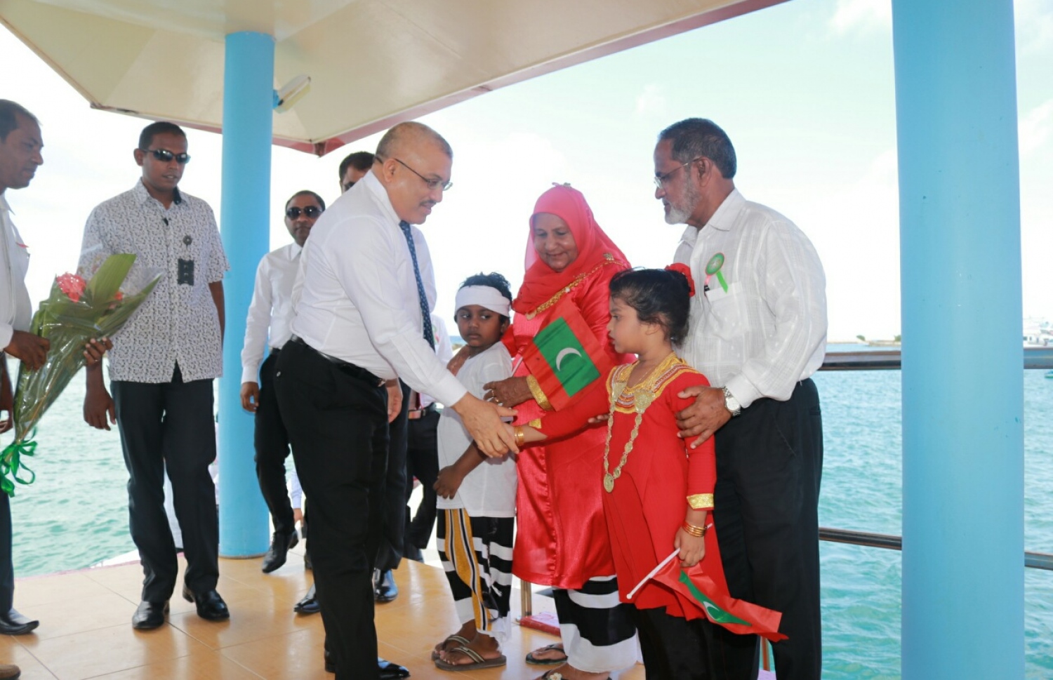 ގއ. ވިލިނގިލި: ނޮވެމްބަރު 30، 2016- ގައުމީ ދުވަސް ފާހަގަކުރުމުގެ ރަސްމީ ޖަލްސާ އަށް ނައިބު ރައީސް ޖިހާދު ވަޑައިގަތުމުން މަރުހަބާ ދަންނަވަނީ.---ފޮޓޯ: ރައީސް އޮފީސް