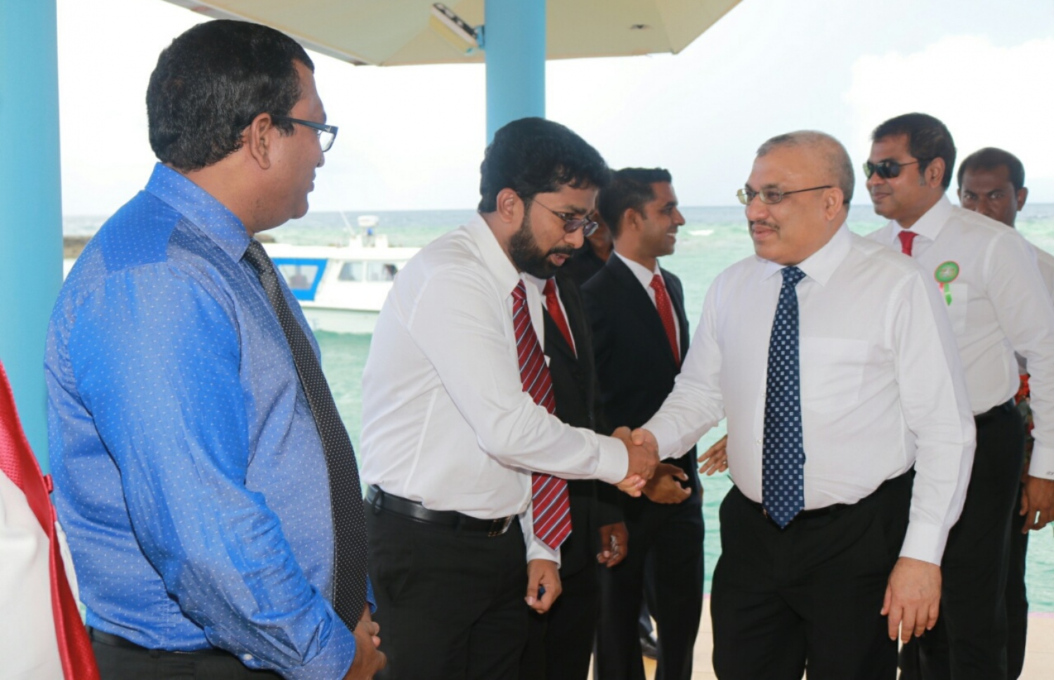 ގއ. ވިލިނގިލި: ނޮވެމްބަރު 30، 2016- ގައުމީ ދުވަސް ފާހަގަކުރުމުގެ ރަސްމީ ޖަލްސާ އަށް ނައިބު ރައީސް ޖިހާދު ވަޑައިގަތުމުން ހޯމް މިނިސްޓަރު އަޒްލީން އަހުމަދު މަރުހަބާ ދަންނަވަނީ.---ފޮޓޯ: ރައީސް އޮފީސް