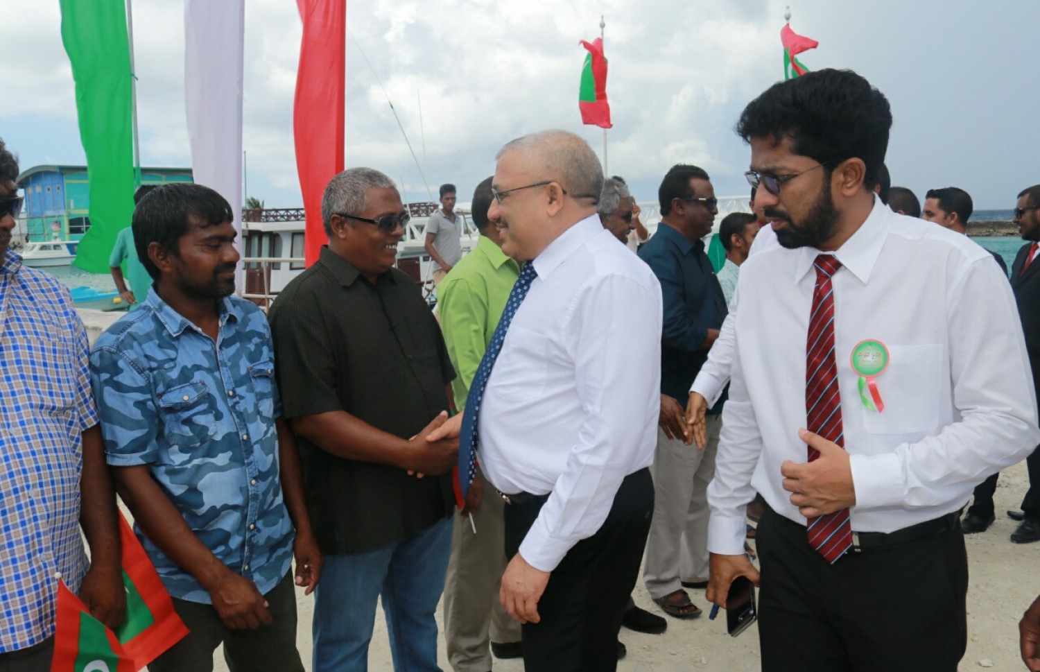 ގއ. ވިލިނގިލި: ނޮވެމްބަރު 30، 2016- ގައުމީ ދުވަސް ފާހަގަކުރުމުގެ ރަސްމީ ޖަލްސާ އަށް ނައިބު ރައީސް ޖިހާދު ވަޑައިގަތުމުން މަރުހަބާ ދަންނަވަނީ.---ފޮޓޯ: ރައީސް އޮފީސް