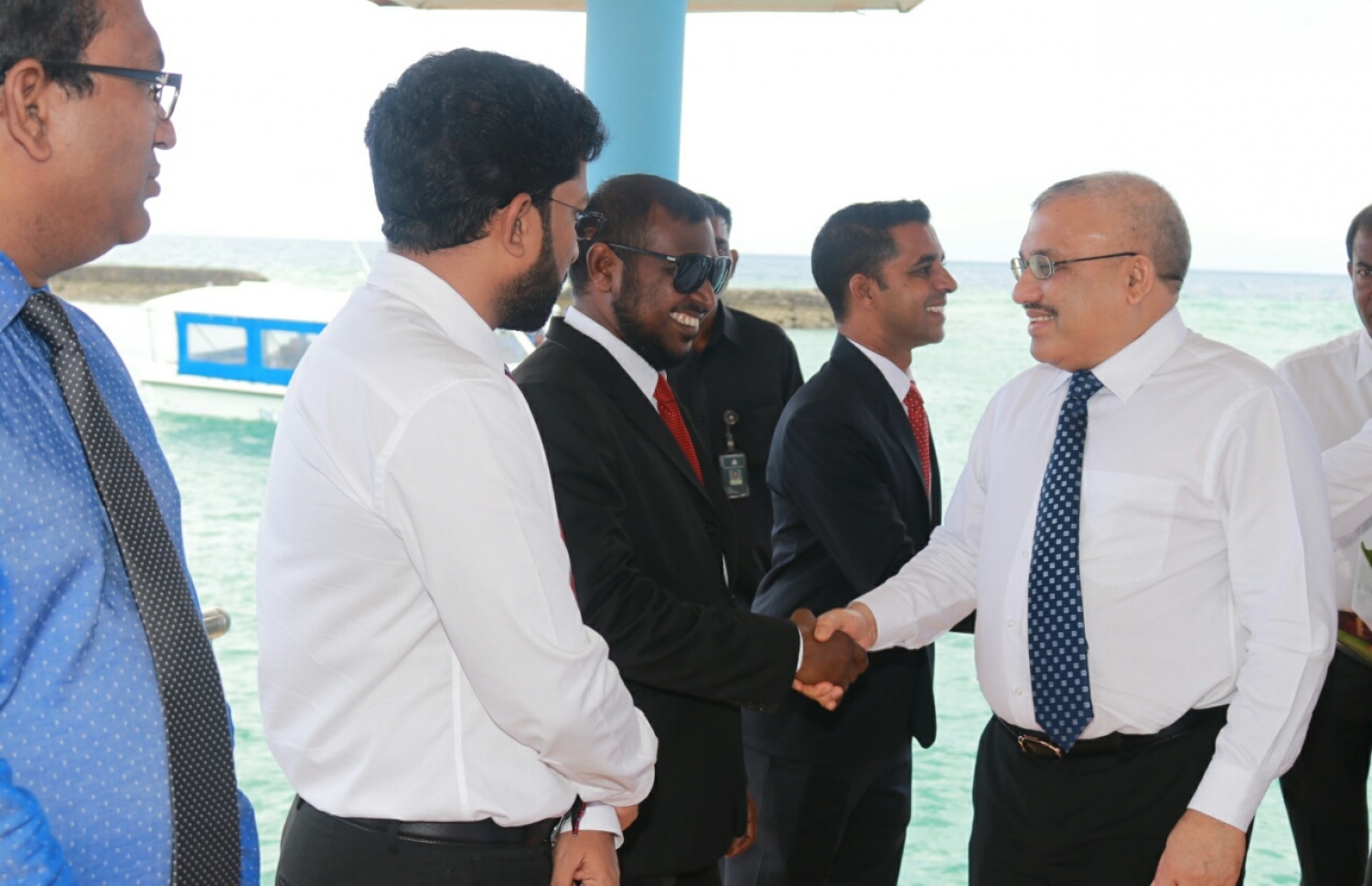 ގއ. ވިލިނގިލި: ނޮވެމްބަރު 30، 2016- ގައުމީ ދުވަސް ފާހަގަކުރުމުގެ ރަސްމީ ޖަލްސާ އަށް ނައިބު ރައީސް ޖިހާދު ވަޑައިގަތުމުން މަރުހަބާ ދަންނަވަނީ.---ފޮޓޯ: ރައީސް އޮފީސް