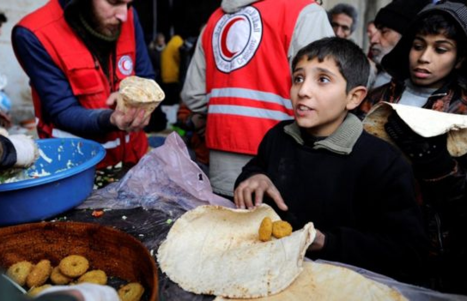 ހަލަބުގެ އިރުމަތީގައި ތާށިވެފައި ތިބި އާއްމުން ބަނޑަށް ޖެހެމުންދާ ކަމަށް އދ. އިން ވަނީ ބުނެފައި. --ފޮޓޯ: ރޮއިޓާސް