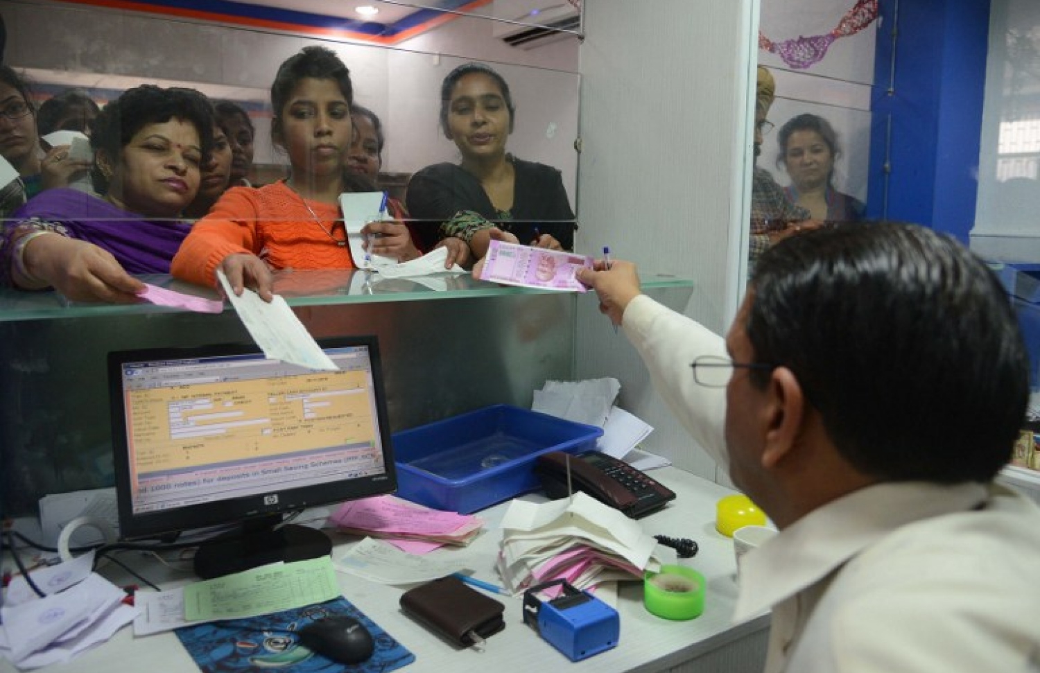 އަމްރިތުސަރުގެ ބޭންކަކުން ކުރީގެ ނޫޓް ބަދަލު ކުރަނީ. --ފޮޓޯ:އޭއެފްޕީ