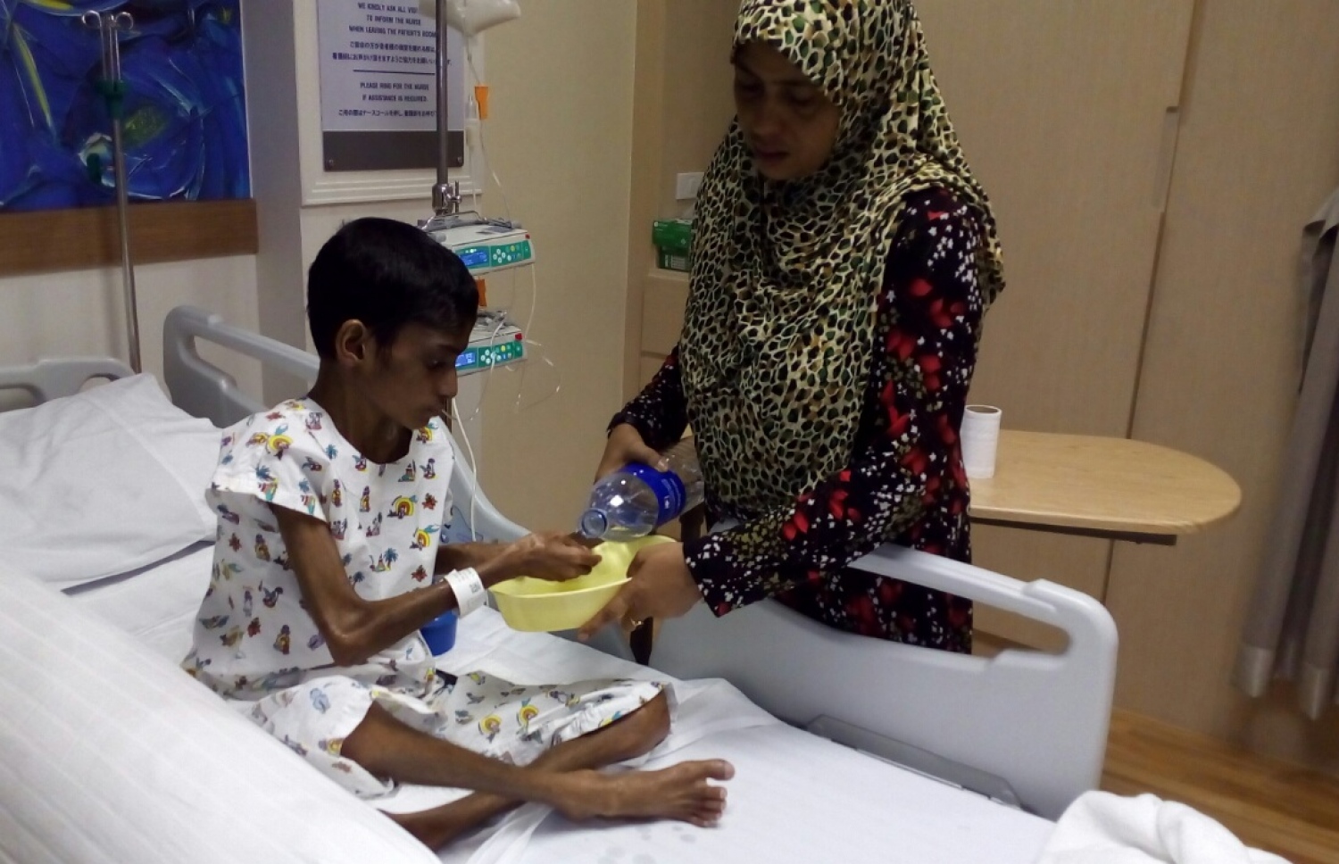 ބެންކޮކްގެ ހޮސްޕިޓަލުގައި ރަމްޒިއްޔާ އޭނާގެ ދަރިފުޅު ޒާހިލްއަށް އެހީވަނީ