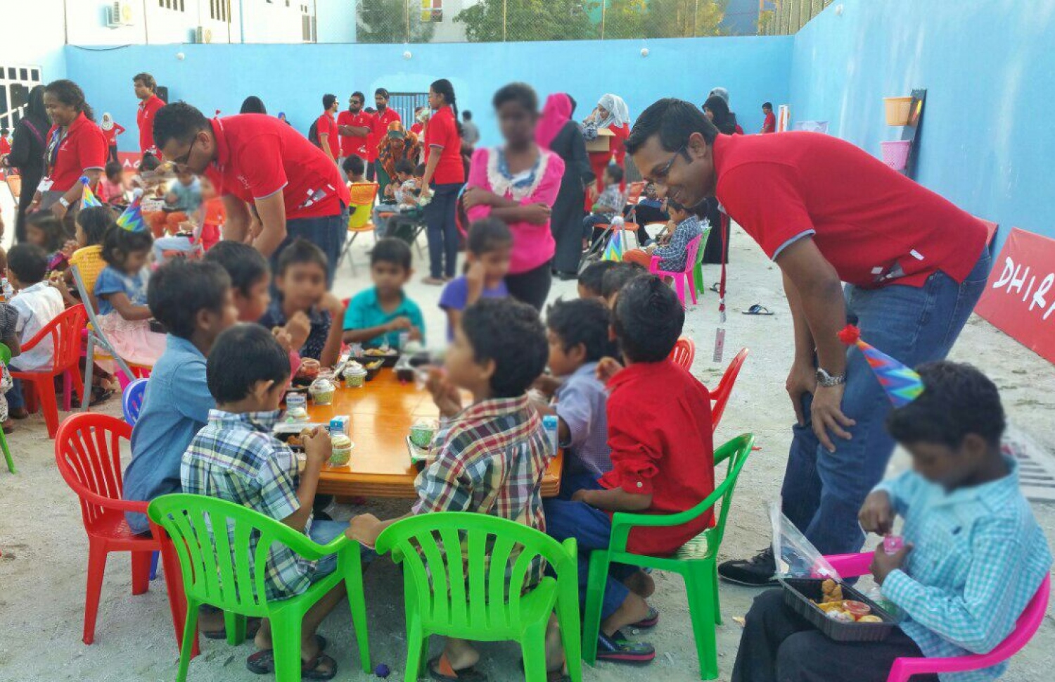 ހުޅުމާލޭ ކުޑަކުދިންގެ ހިޔާގައި ދިރާގުން މިއަދު ބޭއްވި ކުޑަކުދިންގެ ހަވީރުގައި ދިރާގުގެ މުވައްޒަފުން ބައިވެރިވަނީ.-- ފޮޓޯ: ދިރާގު