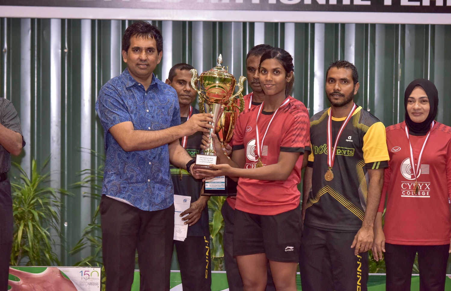 އަންހެން ސިންގަލްސް ޗެމްޕިއަންކަން ހޯދި މައިސާ (ކ)އާ އިކޮނޮމިކް މިނިސްޓަރު ސައީދު ތަށި ހަވާލުކޮށްދެއްވަނީ.-- ފޮޓޯ: ނިޝާން އަލީ މިހާރު