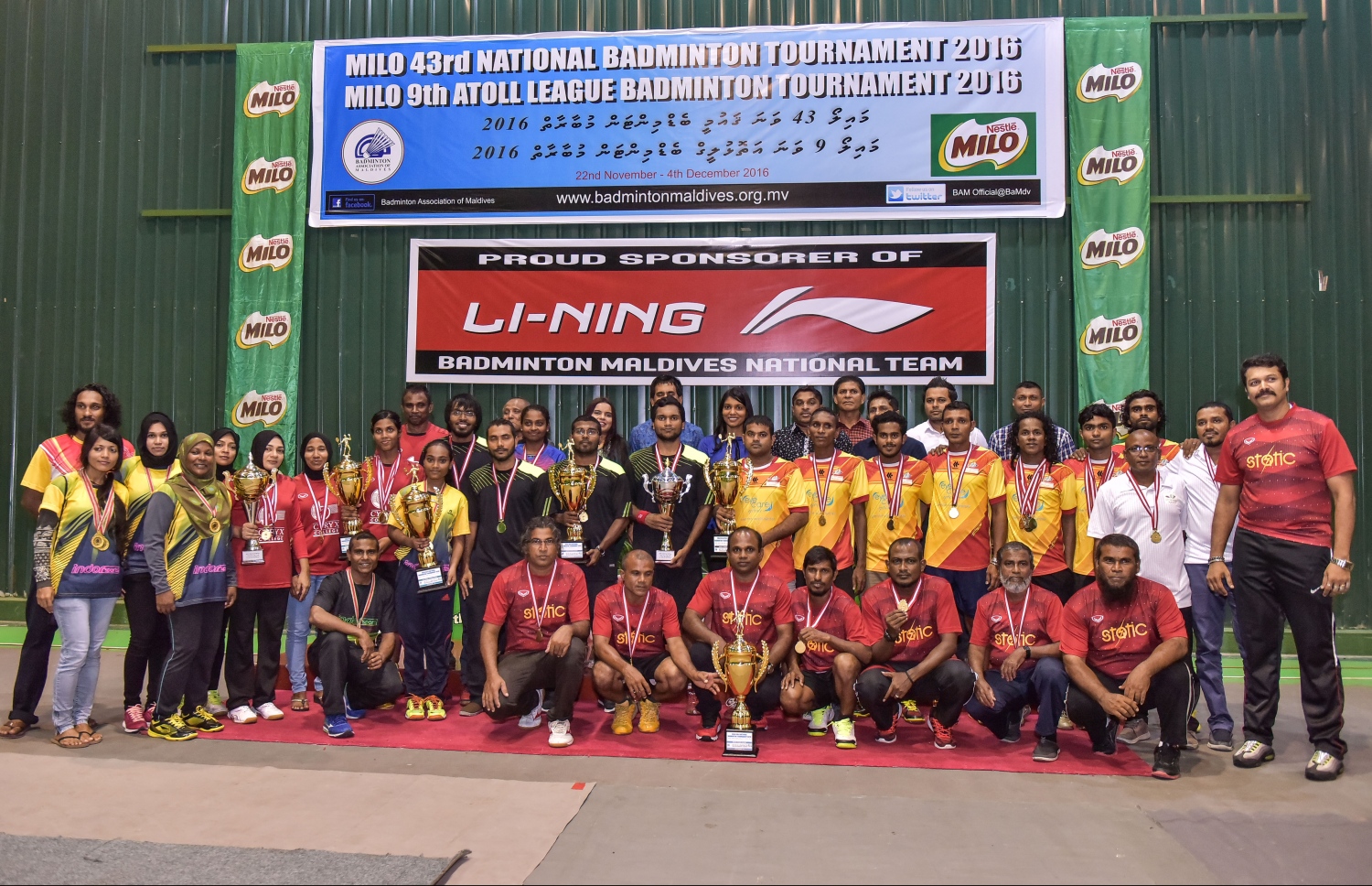 ބެޑްމިންޓަން ގައުމީ މުބާރާތާއި ބެޑްމިންޓަން އަތޮޅު ލީގުގައި ވަނަތައް ހޯދި ކުޅުންތެރިންނާ އެކު ނިންމުމުގެ ރަސްމިއްޔާތަށް ވަޑައިގެންނެވި ބޭފުޅުން ފޮޓޯއަކަށް ހުއްޓިގެން.-- ފޮޓޯ: ނިޝާން އަލީ/ މިހާރު