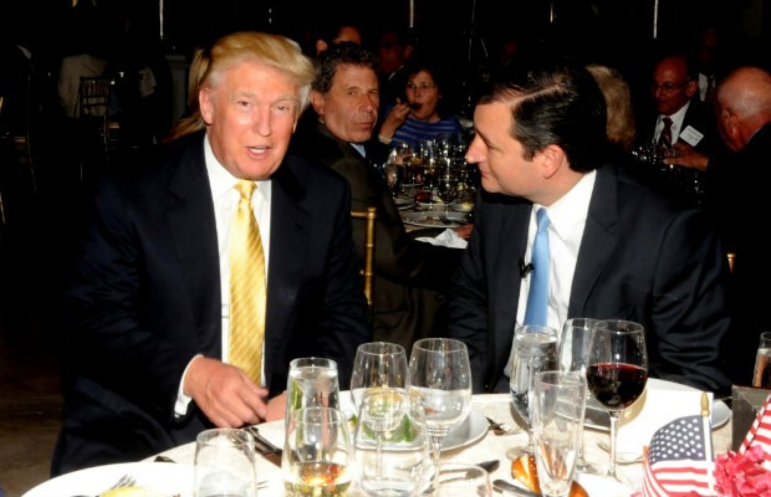 ޓްރަމްޕް ފަރިކޮޅެއްގައި: އެއް މިލިއަން ޑޮލަރަށް ޓްރަމްޕާ އެކު ރޭގަނޑުގެ ކެއުމަކަށް އިންސާފު ކުރެވިދާނެ.