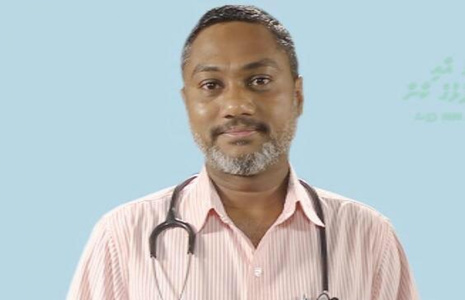 ކުޑަކުދިންގެ ޑޮކްޓަރު އަބްދުﷲ ނިޔާފް: ފިޓް ޖެހޭ ކުދިންގެ ބެލެނިވެރިން ނިވި ދިއްލޭ ލައިޓްތަކާއި ވީޑިއޯ ގޭމްތަކަށް ސަމާލުވުމަށް އިރުޝާދު ދެއްވާ. ފޮޓޯ: ފޭސްބުކް