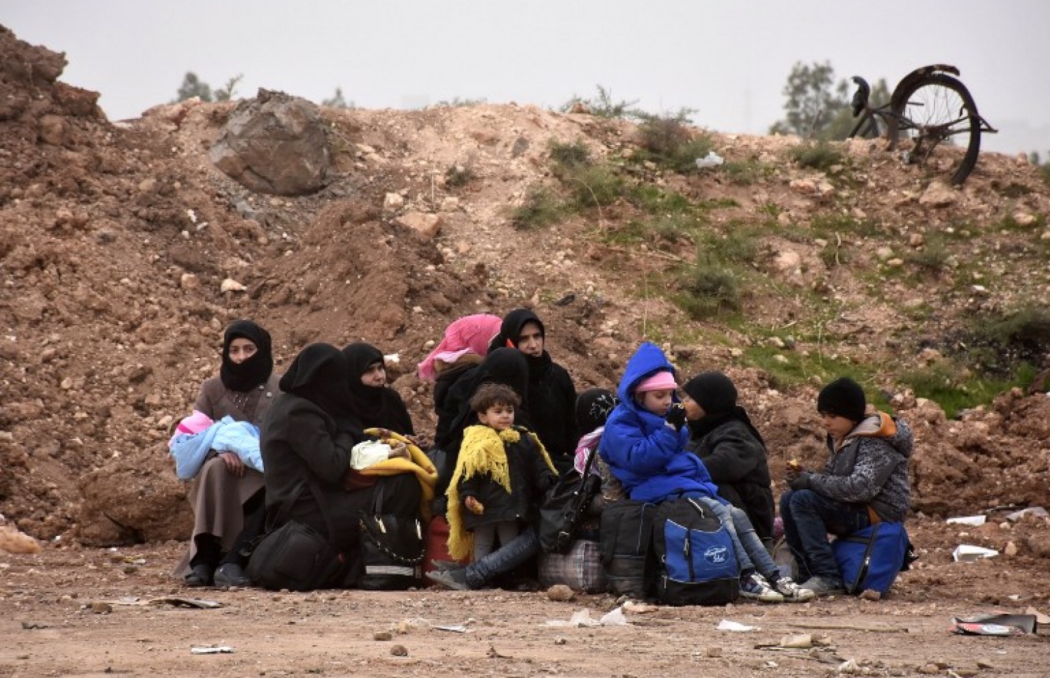 ސީރިއާގެ ހަލަބުގެ އާއިލާއެއް ސަރުކާރު ސިފައިން ހިފި އަވަށެއްގެ މަގެއްގެ މަތީގައި. --ފޮޓޯ:އޭއެފްޕީ