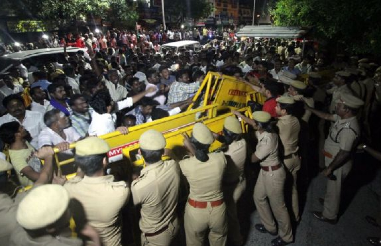 ޖަޔަލަލިތާ އަށް ހާޓް އެޓޭކެއް ޖެހުނު ޚަބަރާ ގުޅިގެން ގިނަ ބަޔަކު ވަނީ އެޕޯލޯ ހޮސްޕިޓަލުގެ ބޭރަށް ޖަމާވެފައި. --ފޮޓޯ:އޭއެފްޕީ