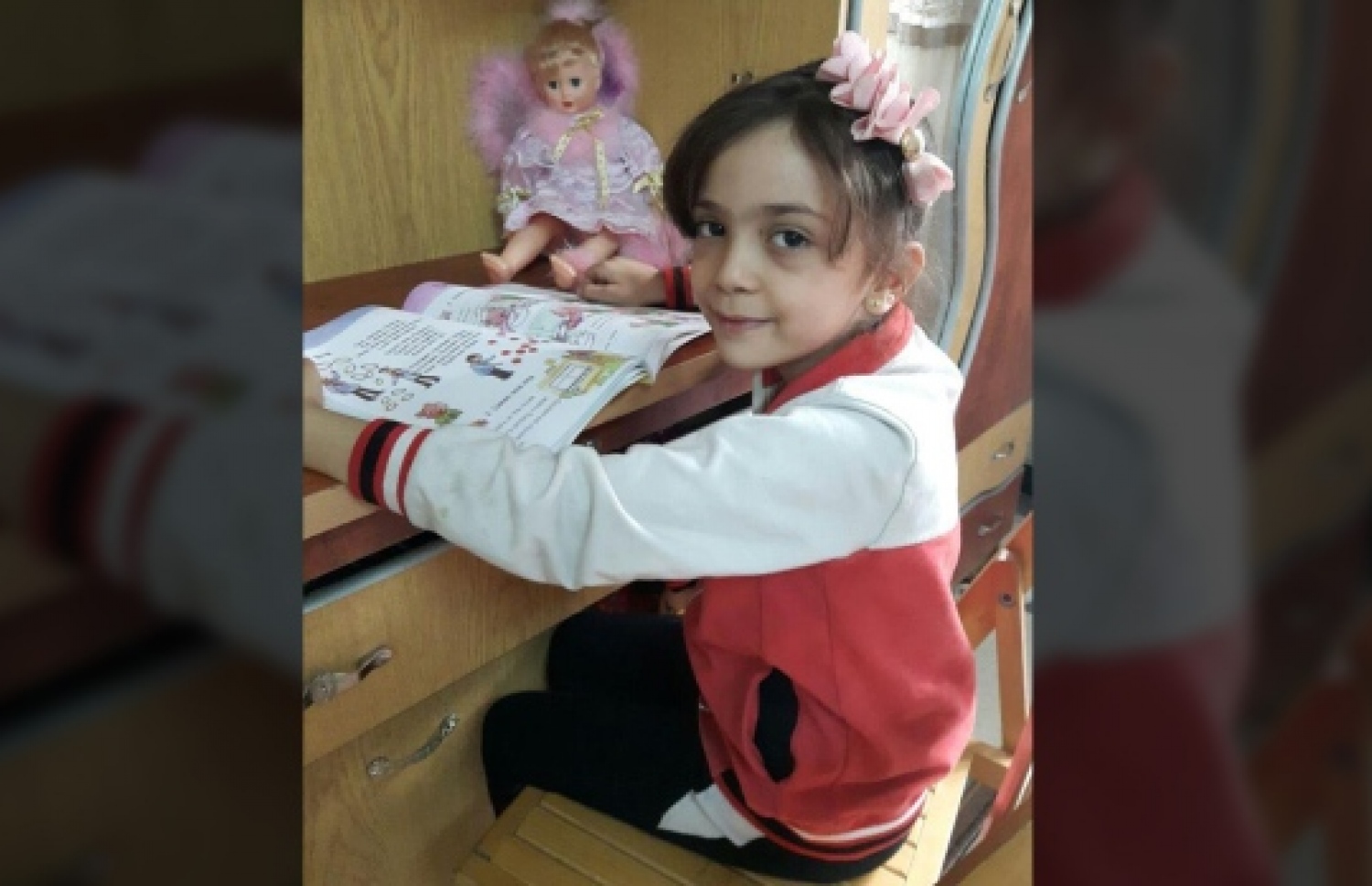 ސީރިއާގެ ހަލަބުގެ ހަތް އަހަރުގެ އަންހެން ކުއްޖާ ދަނީ އެ ސިޓީގެ ހާލަތު ޓްވިޓާ މެދުވެރިކޮށް ދުނިޔެ އަށް ހާމަކޮށްދެމުން.