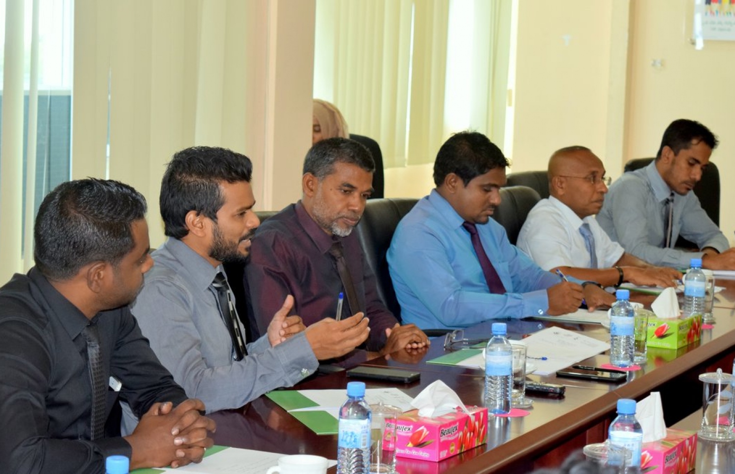 އިލެކްޝަންސް ކޮމިޝަންގެ މެމްބަރުން: ބައި އިލެކްޝަނަށް އީސީން ތައްޔާރުވަމުން އަންނައިރު އެ އިންތިހާބު ބާއްވަނީ ގާނޫނާ ޚިލާފަށް ކަމަށް ވަކީލުންނާއި އިދިކޮޅު ސިޔާސީ ފަރާތްތަކުން ދަނީ ބުނަމުން.-- ފޮޓޯ: އިލެކްޝަންސް ކޮމިޝަން