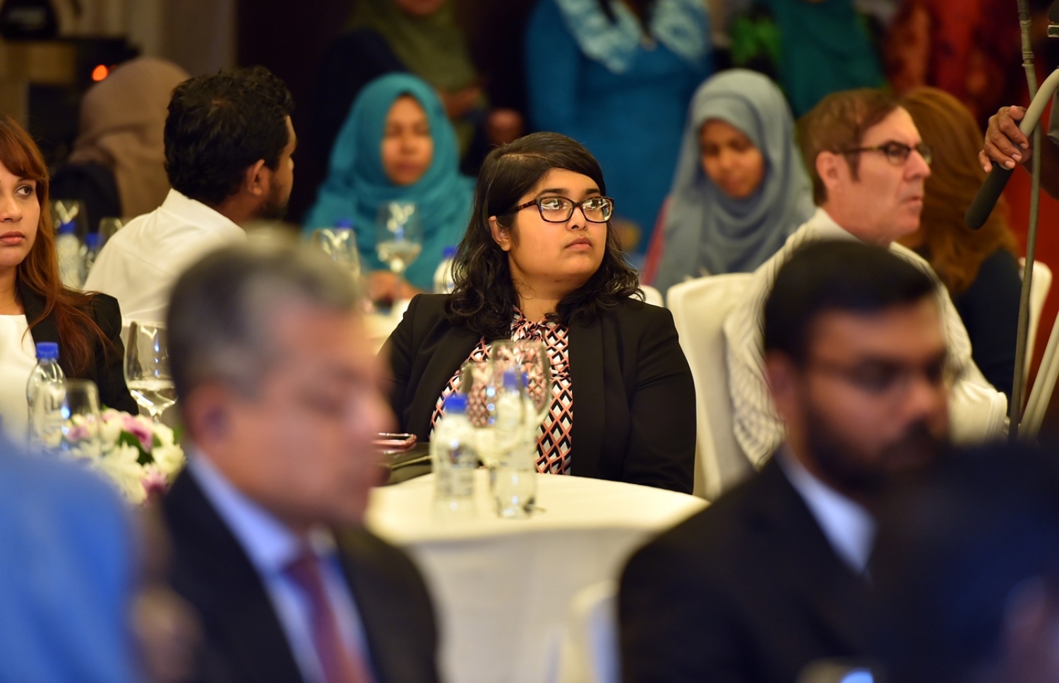 މާލެ: ޑިސެމްބަރު 5، 2016- ވިޔަފާރި އަށް ފަހި މާހައުލެއް ގާއިމުކުރަން ޝަރުއީ ދާއިރާއާ ގުޅިގެން ކުރެވޭނެ ކަންކަމާ ގުޅޭ ގޮތުން މަޝްވަރާ ކުރުމަށް ބާއްވާ މަހާސިންތާ ފެށުމުގެ ރަސްމިއްޔާތުގައި ބައެއް ބޭފުޅުން ބައިވެރިވެވަޑައިގަންނަވަނީ.---ފޮޓޯ: ރައީސް އޮފީސް