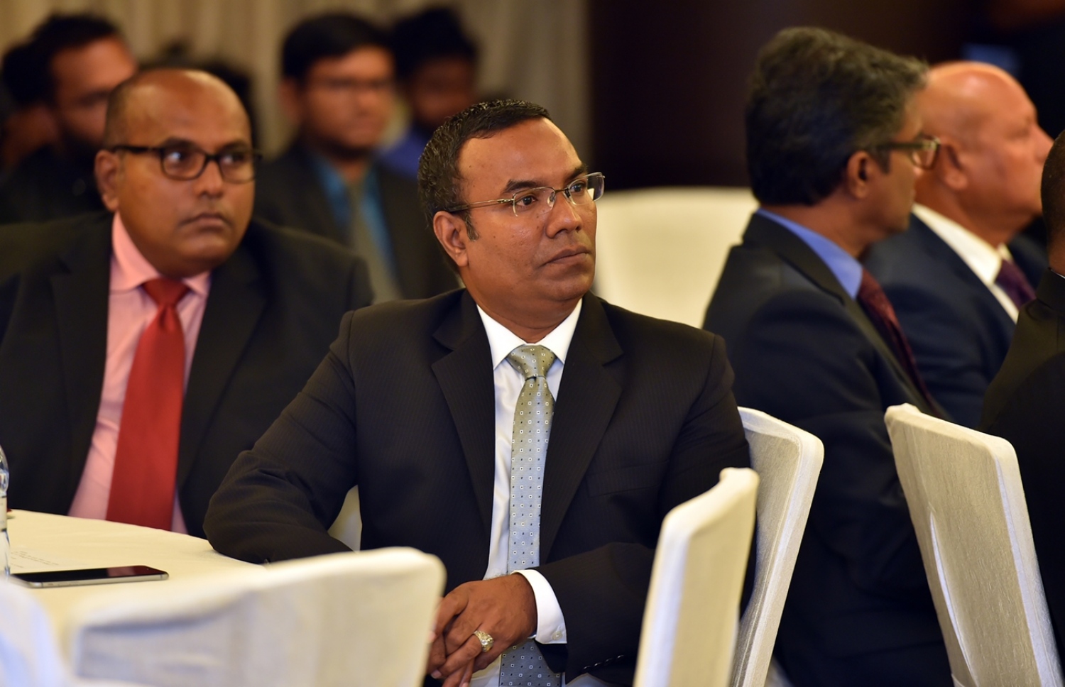 މާލެ: ޑިސެމްބަރު 5، 2016- ވިޔަފާރި އަށް ފަހި މާހައުލެއް ގާއިމުކުރަން ޝަރުއީ ދާއިރާއާ ގުޅިގެން ކުރެވޭނެ ކަންކަމާ ގުޅޭ ގޮތުން މަޝްވަރާ ކުރުމަށް ބާއްވާ މަހާސިންތާ ފެށުމުގެ ރަސްމިއްޔާތުގައި ބައެއް ބޭފުޅުން ބައިވެރިވެވަޑައިގަންނަވަނީ.---ފޮޓޯ: ރައީސް އޮފީސް