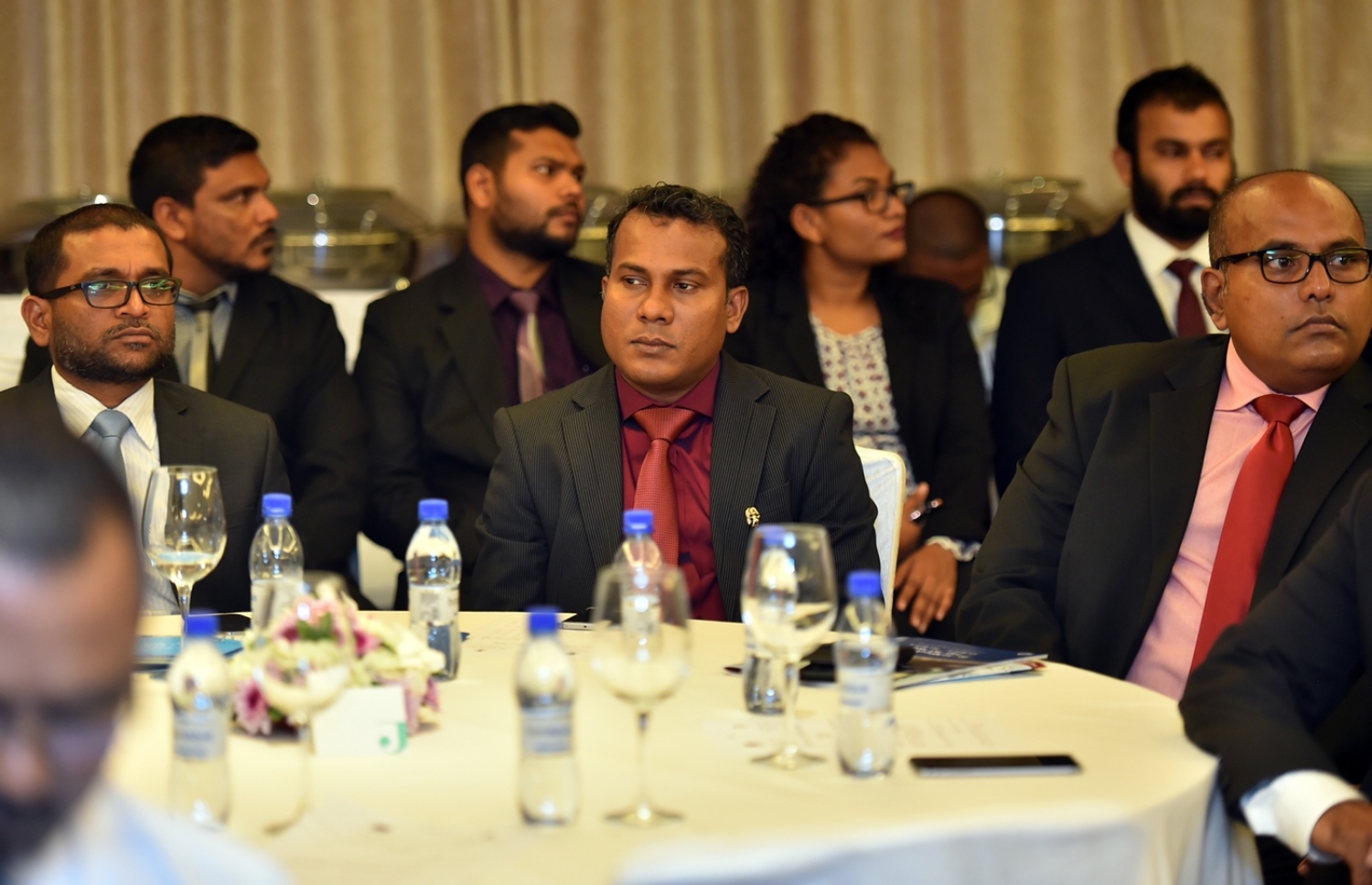 މާލެ: ޑިސެމްބަރު 5، 2016- ވިޔަފާރި އަށް ފަހި މާހައުލެއް ގާއިމުކުރަން ޝަރުއީ ދާއިރާއާ ގުޅިގެން ކުރެވޭނެ ކަންކަމާ ގުޅޭ ގޮތުން މަޝްވަރާ ކުރުމަށް ބާއްވާ މަހާސިންތާ ފެށުމުގެ ރަސްމިއްޔާތުގައި ބައެއް ބޭފުޅުން ބައިވެރިވެވަޑައިގަންނަވަނީ.---ފޮޓޯ: ރައީސް އޮފީސް