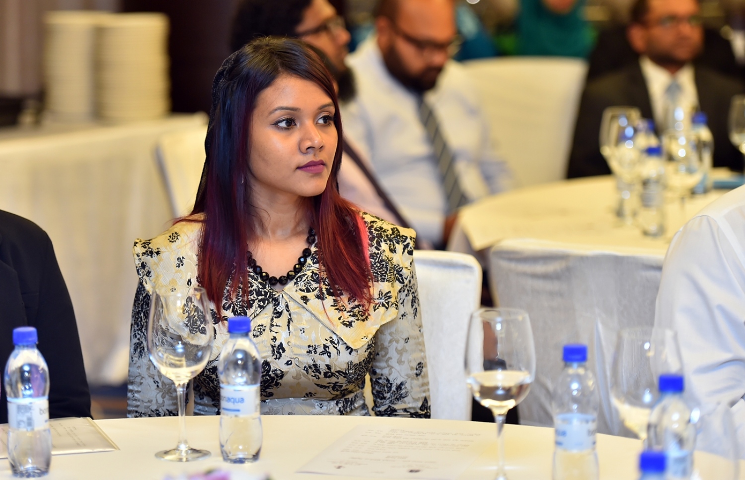 މާލެ: ޑިސެމްބަރު 5، 2016- ވިޔަފާރި އަށް ފަހި މާހައުލެއް ގާއިމުކުރަން ޝަރުއީ ދާއިރާއާ ގުޅިގެން ކުރެވޭނެ ކަންކަމާ ގުޅޭ ގޮތުން މަޝްވަރާ ކުރުމަށް ބާއްވާ މަހާސިންތާ ފެށުމުގެ ރަސްމިއްޔާތުގައި ބައެއް ބޭފުޅުން ބައިވެރިވެވަޑައިގަންނަވަނީ.---ފޮޓޯ: ރައީސް އޮފީސް