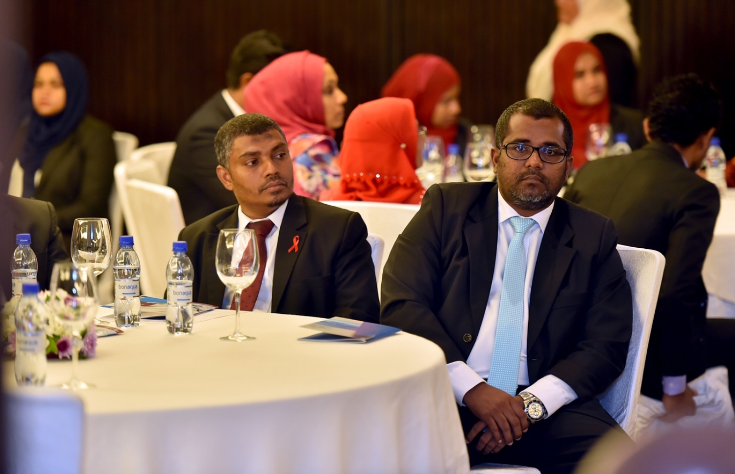 މާލެ: ޑިސެމްބަރު 5، 2016- ވިޔަފާރި އަށް ފަހި މާހައުލެއް ގާއިމުކުރަން ޝަރުއީ ދާއިރާއާ ގުޅިގެން ކުރެވޭނެ ކަންކަމާ ގުޅޭ ގޮތުން މަޝްވަރާ ކުރުމަށް ބާއްވާ މަހާސިންތާ ފެށުމުގެ ރަސްމިއްޔާތުގައި ބައެއް ބޭފުޅުން ބައިވެރިވެވަޑައިގަންނަވަނީ.---ފޮޓޯ: ރައީސް އޮފީސް