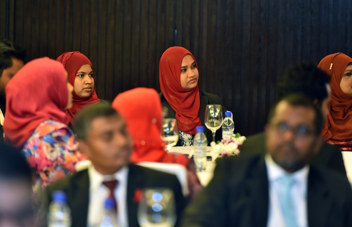 މާލެ: ޑިސެމްބަރު 5، 2016- ވިޔަފާރި އަށް ފަހި މާހައުލެއް ގާއިމުކުރަން ޝަރުއީ ދާއިރާއާ ގުޅިގެން ކުރެވޭނެ ކަންކަމާ ގުޅޭ ގޮތުން މަޝްވަރާ ކުރުމަށް ބާއްވާ މަހާސިންތާ ފެށުމުގެ ރަސްމިއްޔާތުގައި ބައެއް ބޭފުޅުން ބައިވެރިވެވަޑައިގަންނަވަނީ.---ފޮޓޯ: ރައީސް އޮފީސް